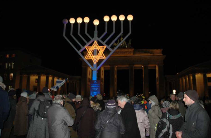 Chanukka am Brandenburger Tor - „Gemeinsam gegen Antisemitismus!“