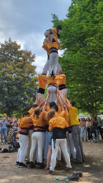 Menschenturmbau im Garten des Museums Europäischer Kulturen - 5. Internationale Diada Castellera