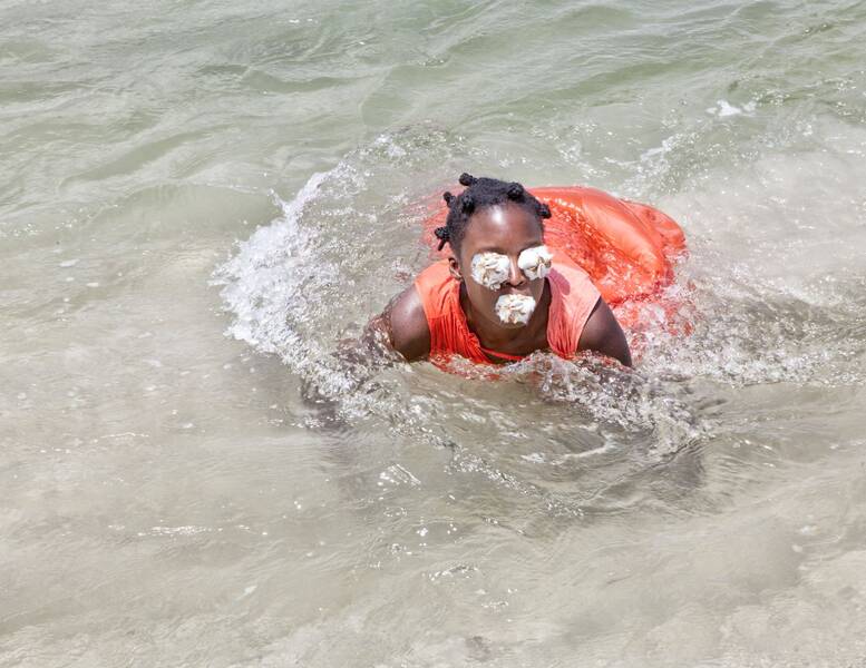 JuGroBa x Indigo Waves and Other Stories: Re-Navigating the Afrasian Sea and Notions of Diaspora - Experimentelle Buchgestaltung mit der Künstlerin Adama Delphine Fawundu