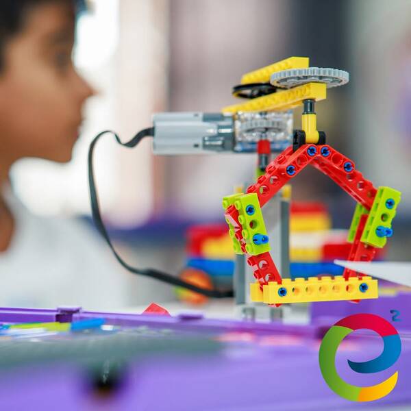 Young Engineers Baustein-Workshop in der Dietrich-Bonhoeffer-Bibliothek