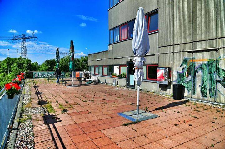 Schnelles strategisches Kartenspiel in der coolsten Bar Berlins