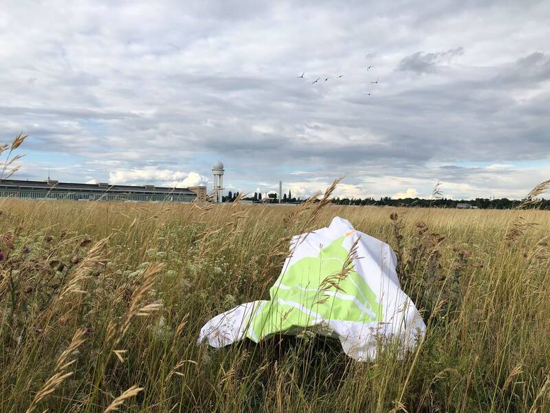 Dreaming at the airport Tempelhofer Feld, kreativer Spaziergang mit Dichter Mati Shemoelof