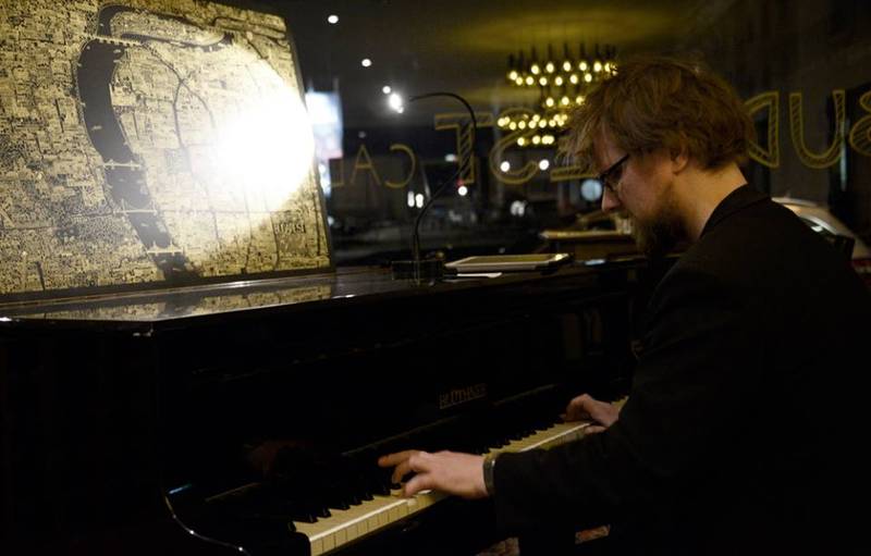 Live Klavierklänge im Budapest Calling Weinbar / Restaurant
