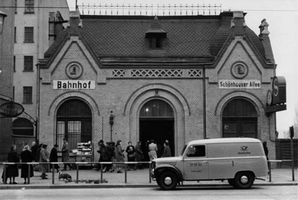 Ausstellung: Entlang der Schönhauser durchs zwanzigste Jahrhundert