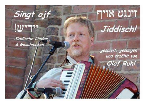 Olaf Ruhl Singt Ojf Jiddisch ins Casa Lola