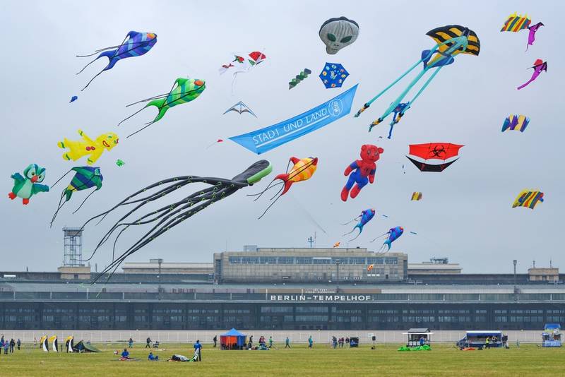 Stadt und Land Festival der Riesendrachen auf Tempelhofer Feld