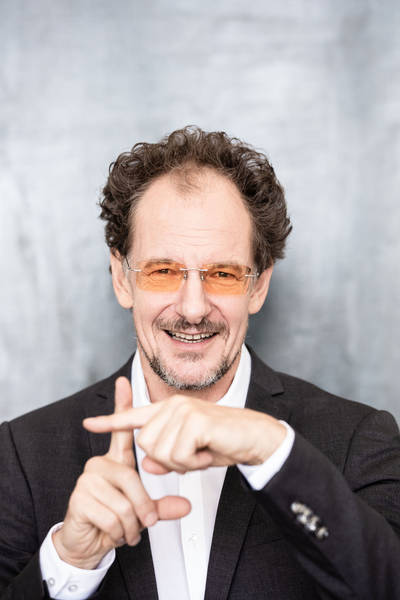 Chin Meyer "Leben im Plus", Kabarett, Geld & mehr (Vorpremiere)