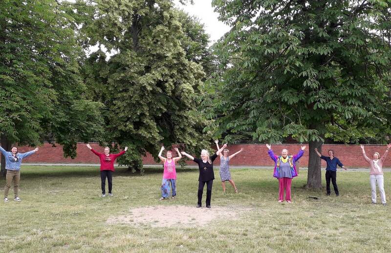 Lachyoga/Pfingstlachen auf dem Tempelhofer Feld