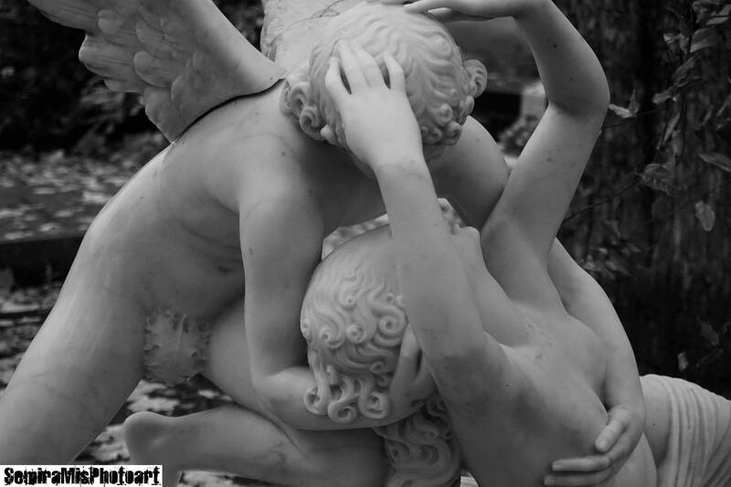 (Ausstellung) Das Ewig-Weibliche zieht uns hinan. Erotische Skulpturen auf Pariser Friedhöfen
