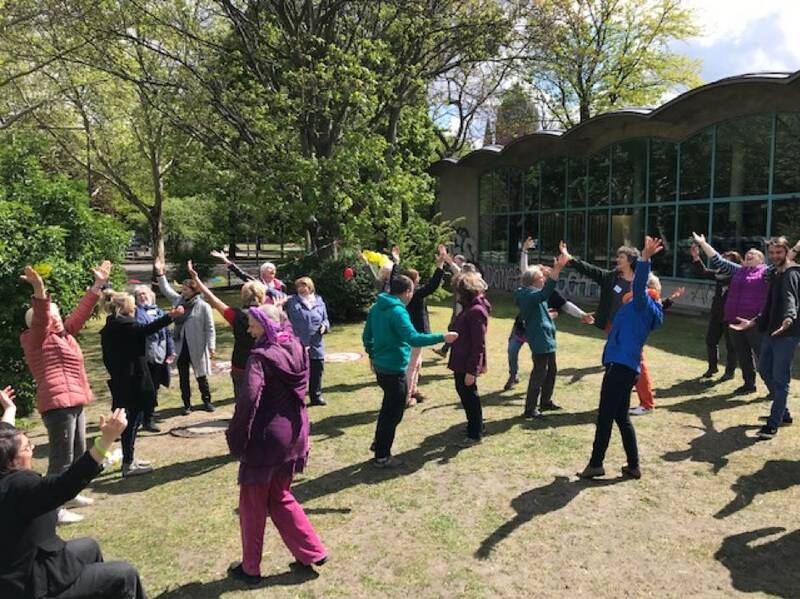 Lachyoga in der Hansabibliothek