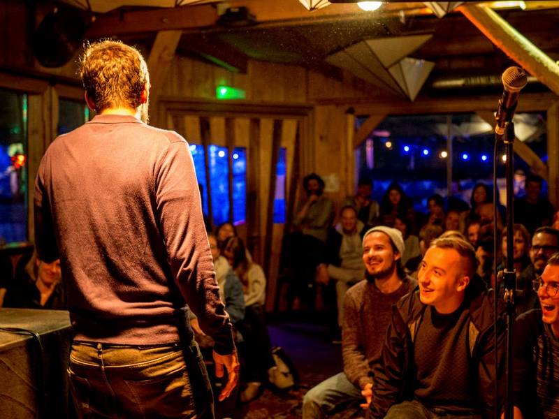 STAND UP COMEDY SPEZIALSHOW | Über den Dächern Neuköllns @Klunkerkranich | Indoor | 3 Freikarten | Mit Vincent Pfäfflin! (Nightwash, Comedy Central etc.)  