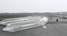 Begehbares Riesen-Gummiboot auf Tempelhofer Feld