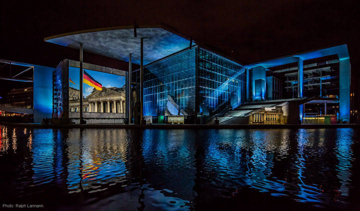 Film- und Lichtprojektion am Deutschen Bundestag (täglich)