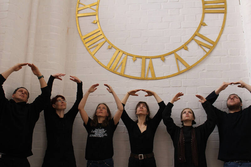 ab 15 Uhr - die Theatermacher präsentieren: "von Zeit zu Zeit" - eine Performance am kostenlosen Museums-Sonntag im Museum Nikolaikirche