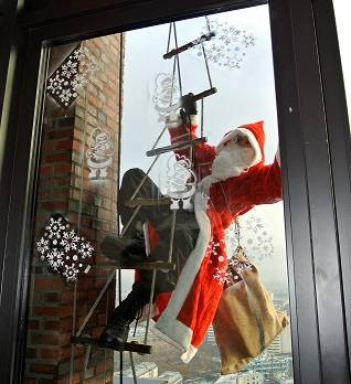 Weihnachtsmann seilt sich ab vom Panoramapunkt am Potsdamer Platz (über 24 Etagen)
