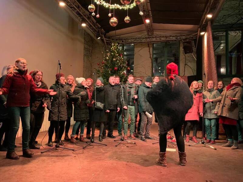 Fröhlicher Chorzauber beim Lucia Weihnachtsmarkt in der Kulturbrauerei
