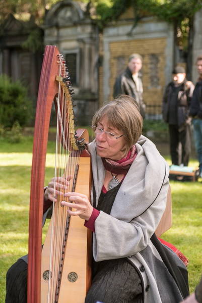 Märchenhafte Harfenklänge im Garten der kleinen Ewigkeit. Open Air Konzert mit Agnes-Barbara Kirst