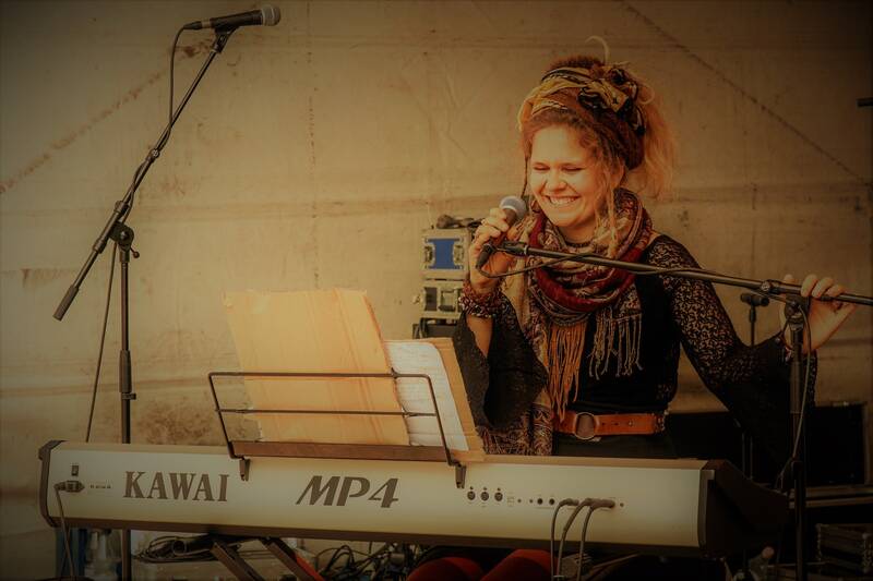 Liedermacherin Amanda Morena LIVE