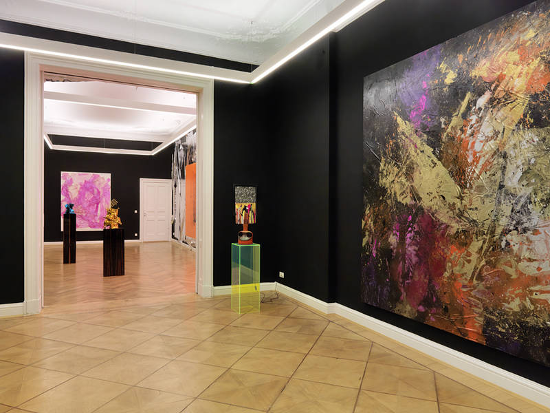 Finissage der sehr bemerkenswerten Ausstellung von Anselm Reyle & Marianna Uutinen (große farbige Kunstobjekte auf und vor schwarzen Wänden)