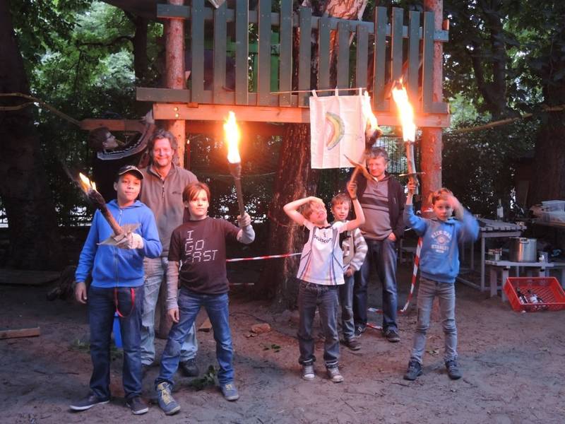 20.05.2017 Vater – Kind - Aktion: Auf in die Höhe – In die Bäume klettern und ein Baumhaus bauen. 