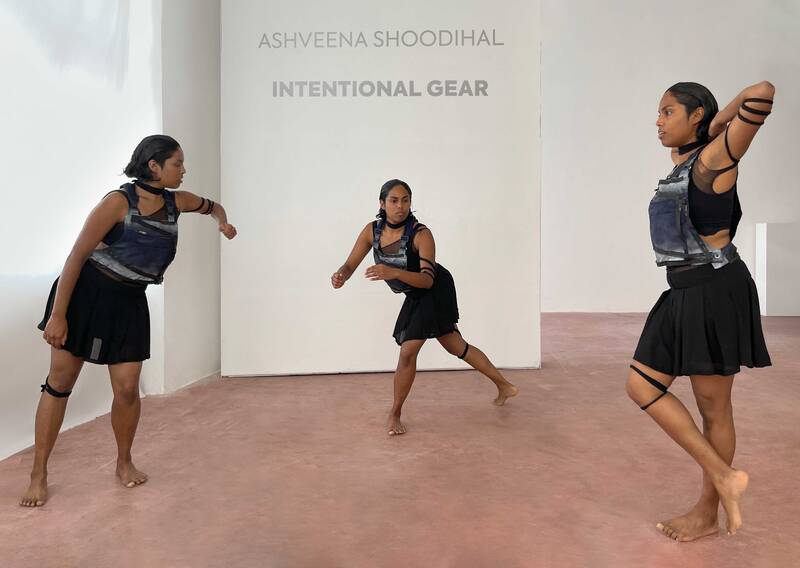 Mechanische Ästhetik trifft auf menschliche Choreografie: "Intentional Gear" von Ashveena Shoodihal im SomoS