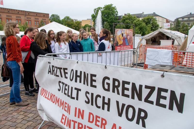 Freiluftausstellung zur weltweiten humanitären Hilfe von Ärzte ohne Grenzen