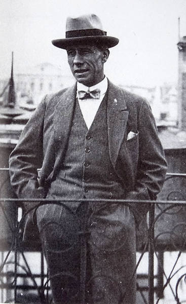 B. Traven auf den Bühnen des Ostens