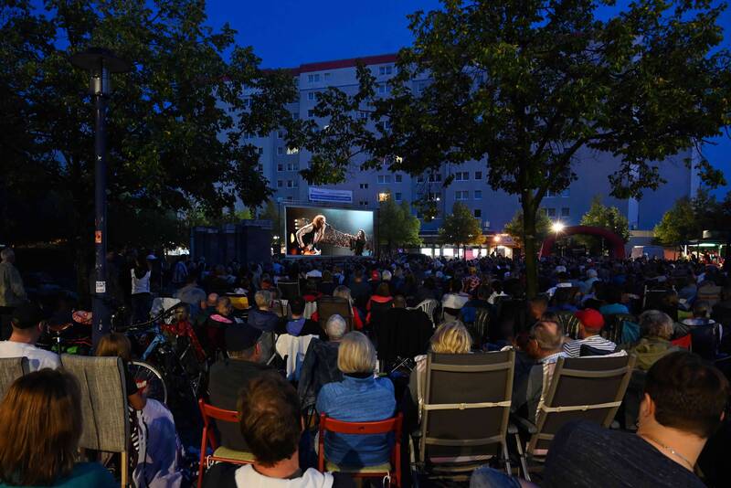 Hellersdorfer Balkonkino "Der Junge muss an die frische Luft" 