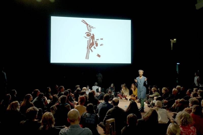 Performative Lesung : Bee Intensive von Ana Prvački mit DJ Manage Tender