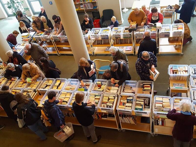 Büchertrödel in der Humboldt-Bibliothek