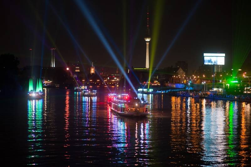 Eröffnung Illuminations-Festival 'Berlin leuchtet', u.a. in Stadion Alte Försterei und Schwarzlicht-Lounge mit Musik
