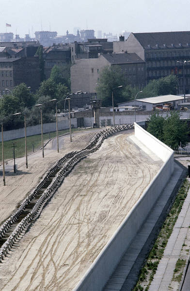 Bernauer Straße 1-50 oder Als uns die Haustür zugenagelt wurde 