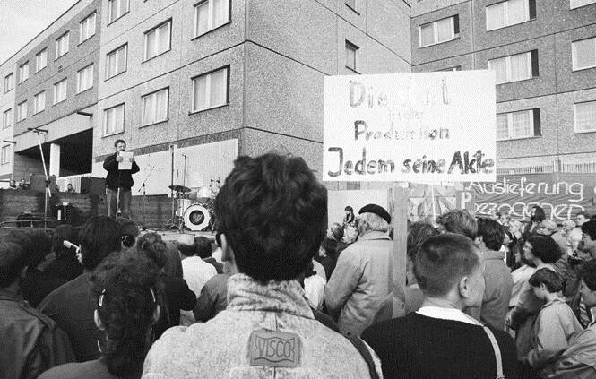 "Die Akten gehören uns" 30 Jahre Sicherung der Stasi-Unterlagen