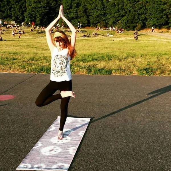 Yoga auf dem Tempelhoferfeld