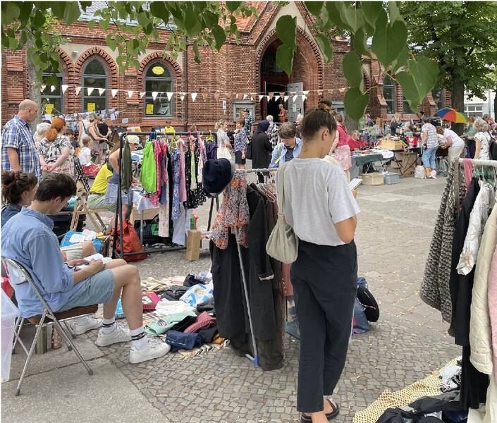 Flohmarkt vor der Heilandskirche, Moabit