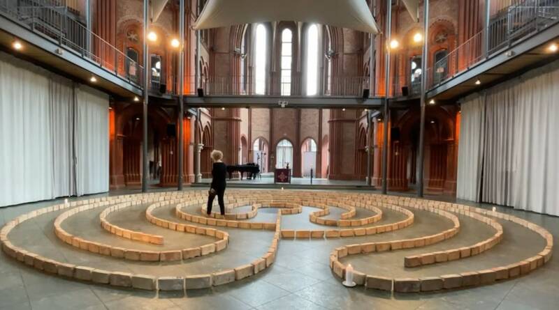Woche der Stille mit einem begehbaren Bodenlabyrinth in der Heilig-Kreuz-Kirche (täglich)
