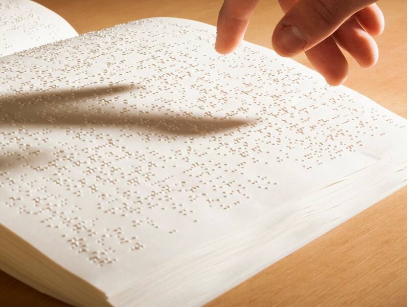 Weihnachtliche Vorlesestunde in Brailleschrift
