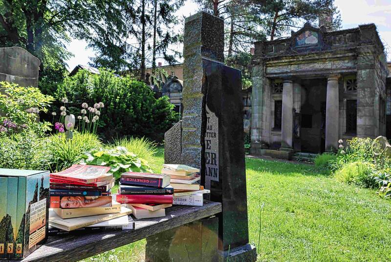 Eröffnung der Bücher Mausoleums auf dem Alten Zwölf-Apostel-Kirchhof