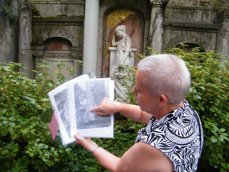 Weibliche Symbole in der Begräbniskultur Führung auf dem Alten Zwölf-Apostel-Friedhof in Schöneberg  Mit Claudia v. Gélieu von Frauentouren