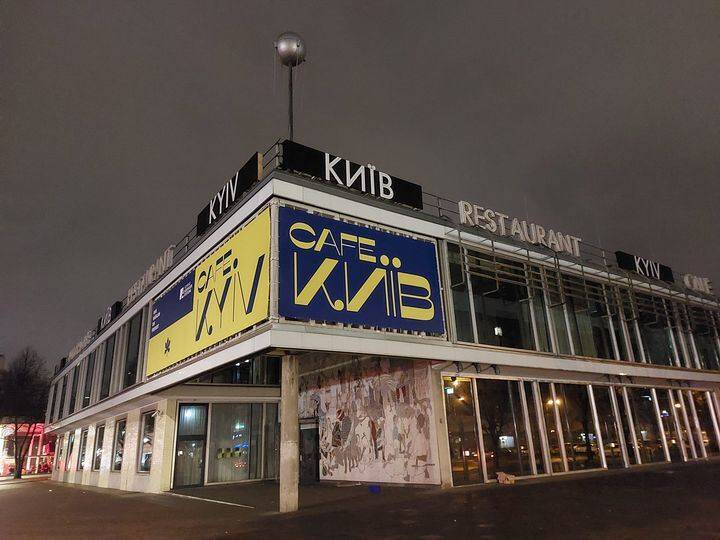 Cafe Moskau jetzt Cafe Kiew & Schrott-Panzer vor russischer Botschaft (beides rund um die Uhr zu sehen)