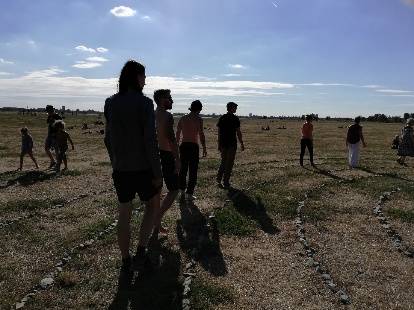 Labyrinth auf dem Tempelhofer Feld LABYRINTHDURCHGÄNGE: mit Klarinettenimpro