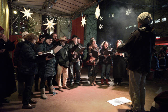 Fröhliches Weihnachtssingen beim Lucia Weihnachtsmarkt in der Kulturbrauerei