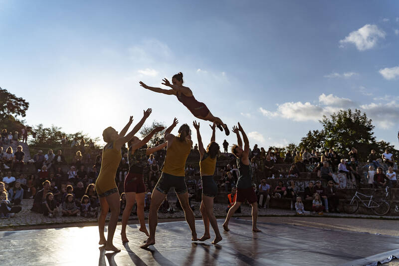 Zeitgenössische Akrobatik Performance im Stadtpark Steglitz- Familienfreundlich