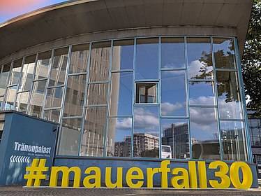 Jubiläumswochenende: #mauerfall30 und Schabowski-Zettel im Tränenpalast
