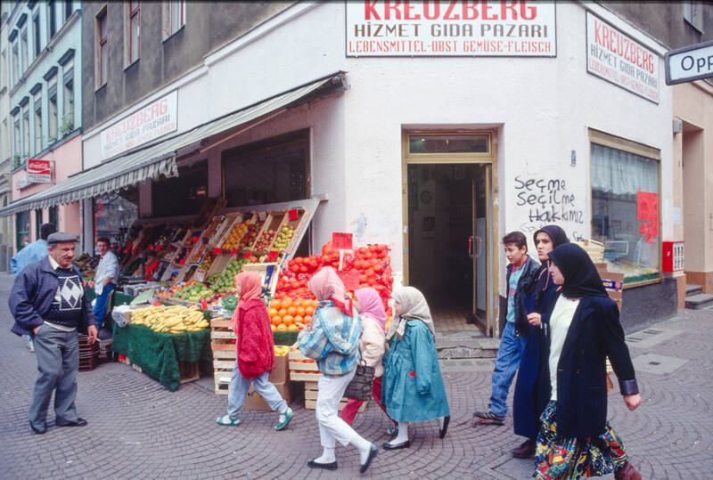 Ausstellungsgespräch Blicke auf die Ausstellung Wir sind von hier. Türkisch-deutsches Leben 1990.  Fotografien von Ergun Çağatay