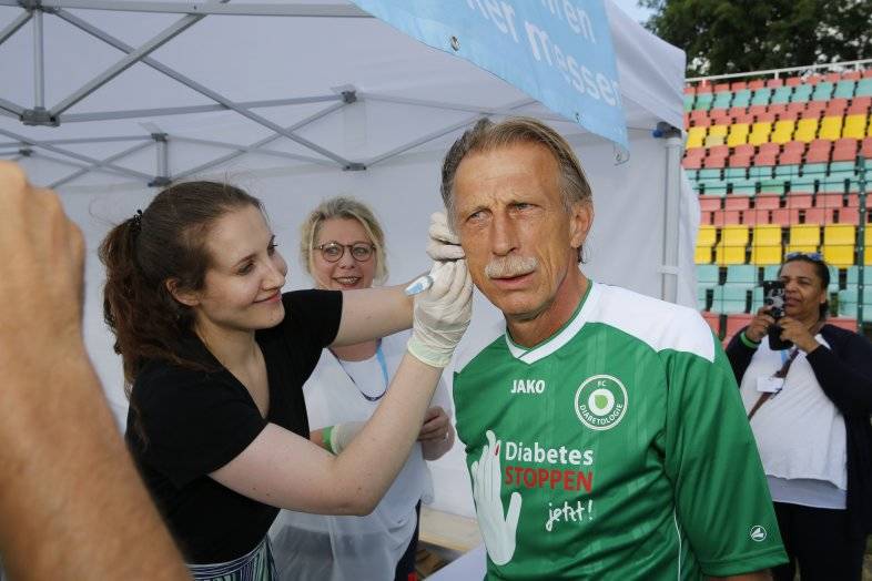 FC Bundestag gegen FC Diabetologie (u.a. mit Christoph Daum & Ex-Profis wie Thomas Helmer, Thomas Hässler, ...)