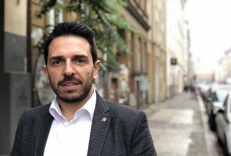 Zwischen Hass und Haltung – Was wir als Migrationsgesellschaft lernen müssen“ – Im Gespräch mit Derviş Hızarcı