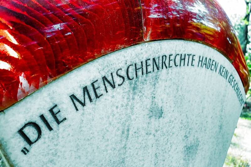 Von der Trauerskulptur zum feministischen Gedenken - Frauen und Begräbniskultur im Wandel