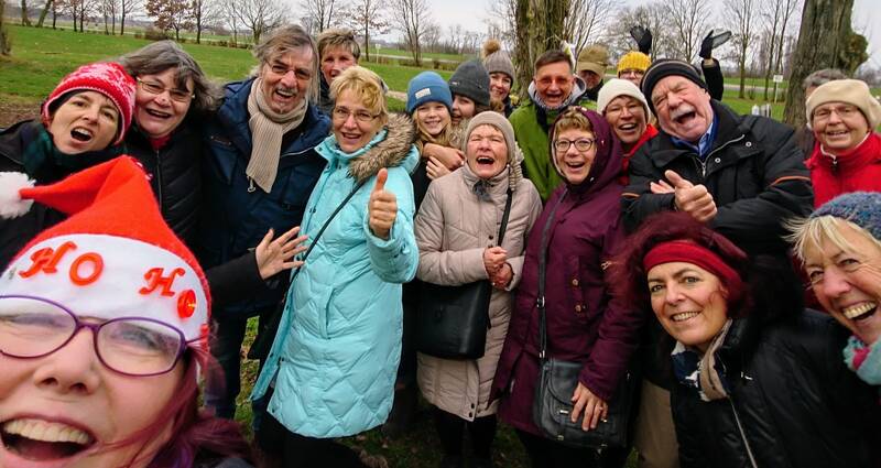 Weihnachtslachen - Lachyoga auf dem Tempelhofer Feld