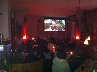 Tatort Public Viewing Leinwand in Kreuzberg im cafe-rizz